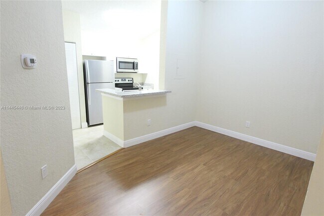 Foto del edificio - 2871 N Oakland Forest Dr