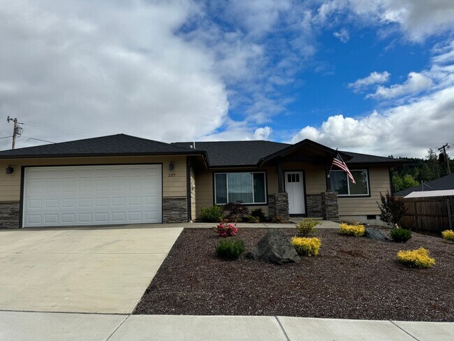 Foto del edificio - Newer Sutherlin 3 Bedroom 2 bath home