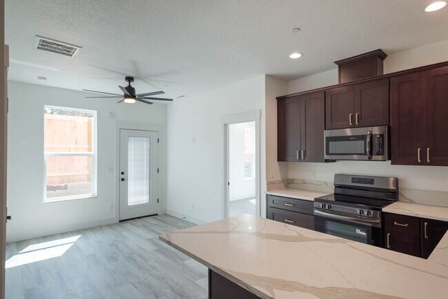 Foto del edificio - NEW CONSTRUCTION 1BD W/GARAGE & YARD