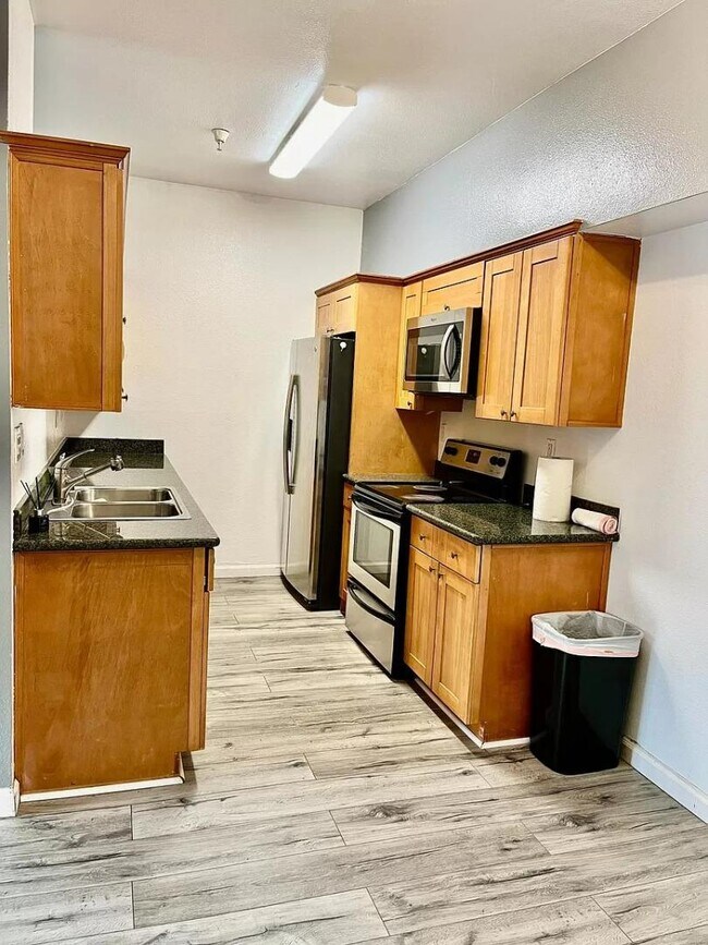 Foto del edificio - 2445 Creekside Ct