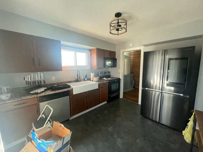 Building Photo - Updated 3 Bedroom 1 Bathroom Home
