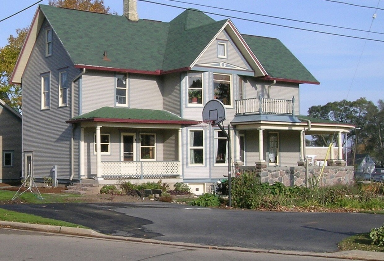 Building Photo - 132 S Center St