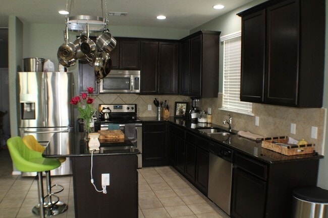 Building Photo - Beautiful Lennar built 5 bedroom / 3 full ...