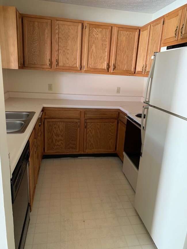 Kitchen - 2390 Wrens Dr S