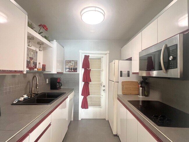 Building Photo - 2200 Diana Dr