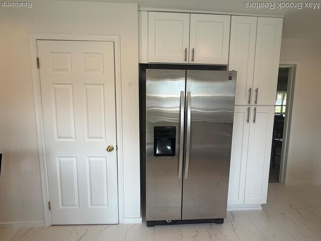 Building Photo - 4803 Thorntree Dr