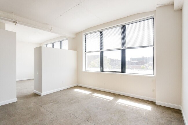 Building Photo - Loft Style One Bed