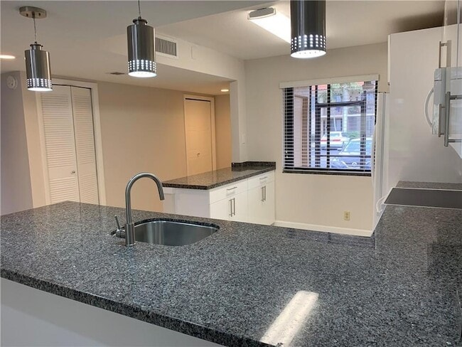Building Photo - 434 Lakeview Dr