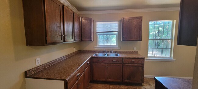 Building Photo - Adorable 2 bedroom/1 bath home