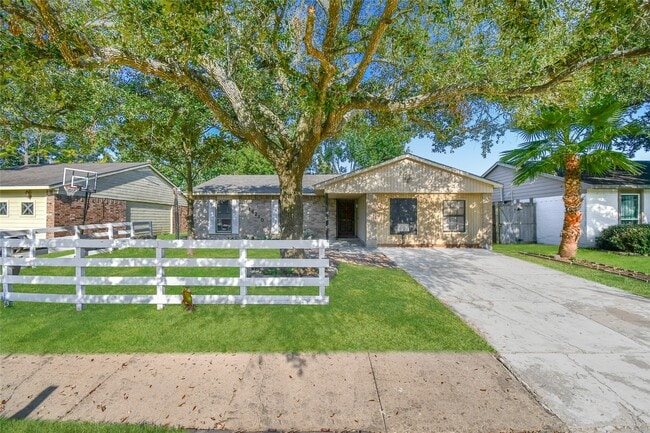 Foto del edificio - 16210 Lazy Ridge Rd