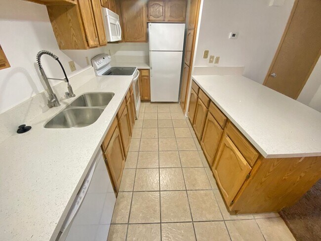 Foto del edificio - 1 BEDROOM / 1 BATH GATE COMMUNITY/ LOCATED...