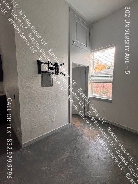 Building Photo - 802 University Ave