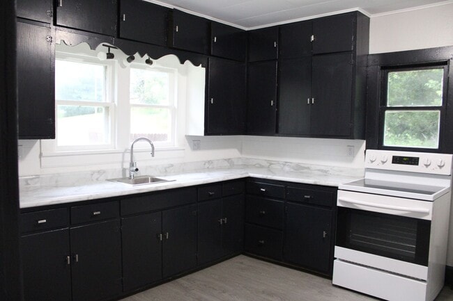 Building Photo - 405 Lindoo Ave E