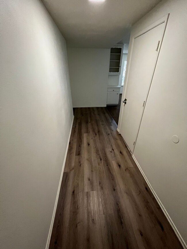 Foto del edificio - 4 bedroom 2 bath,  fenced yard w/ fruit tr...