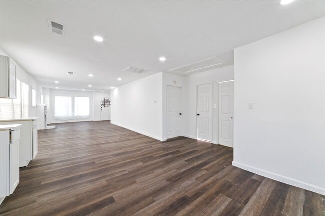 Building Photo - 2914 Wheeler Ave