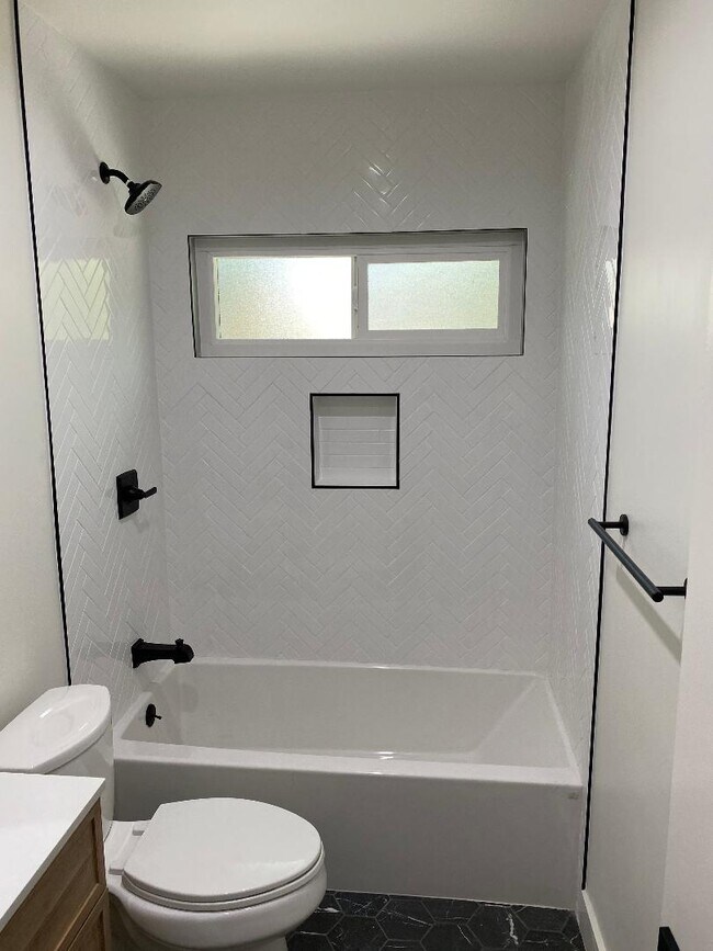 Shower - 4410 Avocado St