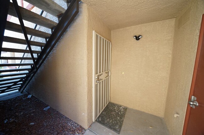 Foto del edificio - SHOWINGS AVAILABLE NOW