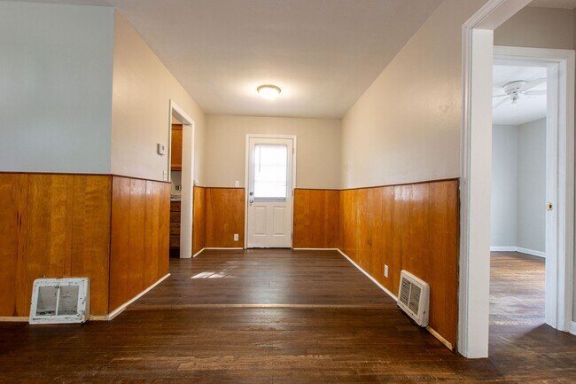 Foto del edificio - 3 Bedroom / 1 Bath Home with Fenced Backyard!