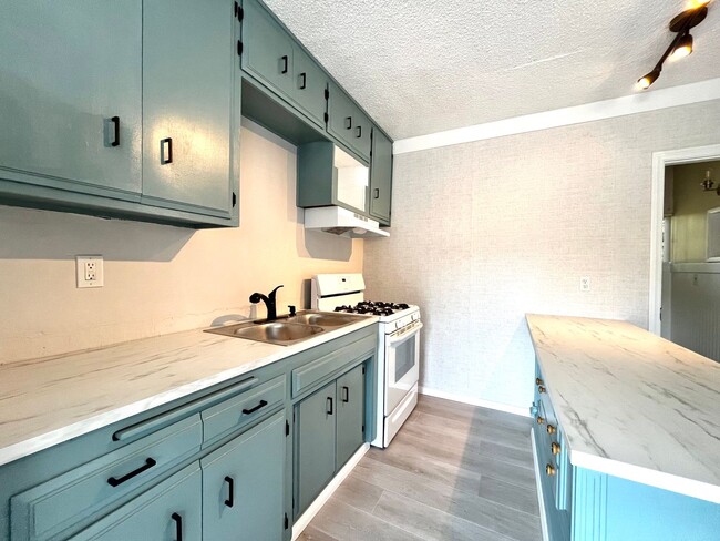 Building Photo - Beautifully renovated 3 bedroom unit in La...