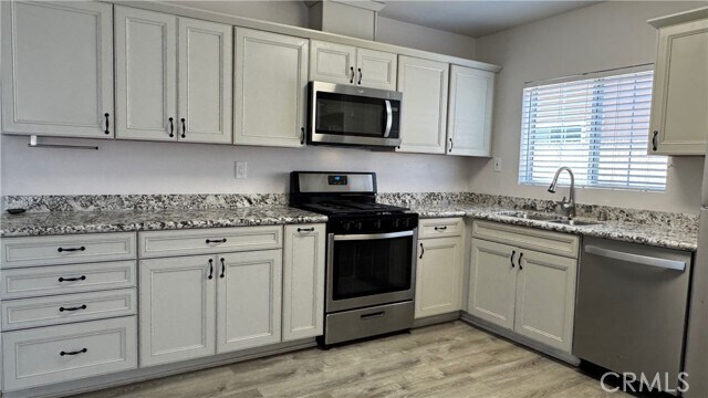 Foto principal - 10523 Hayvenhurst Ave