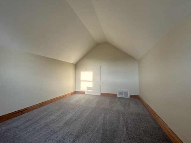 Building Photo - 370 8th Ave SW