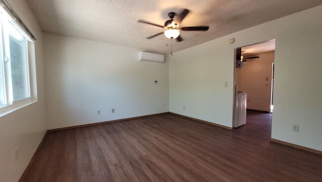 Building Photo - Renovated 2 Bed / 1 Bath