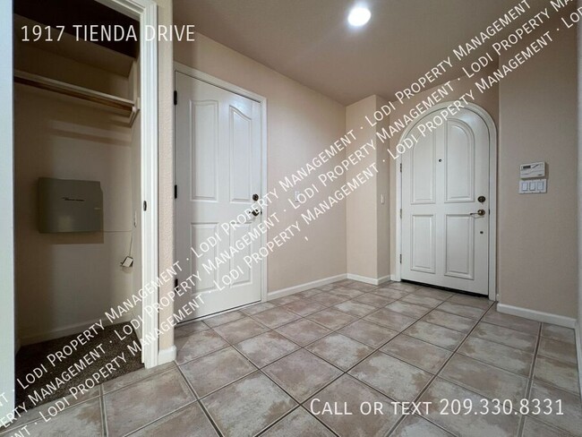 Building Photo - 1917 Tienda Dr