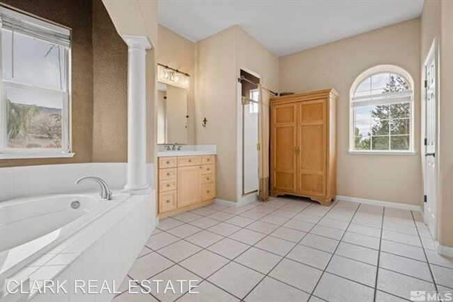 Building Photo - 4 br, 3 bath House - 6114 Mesa Rd
