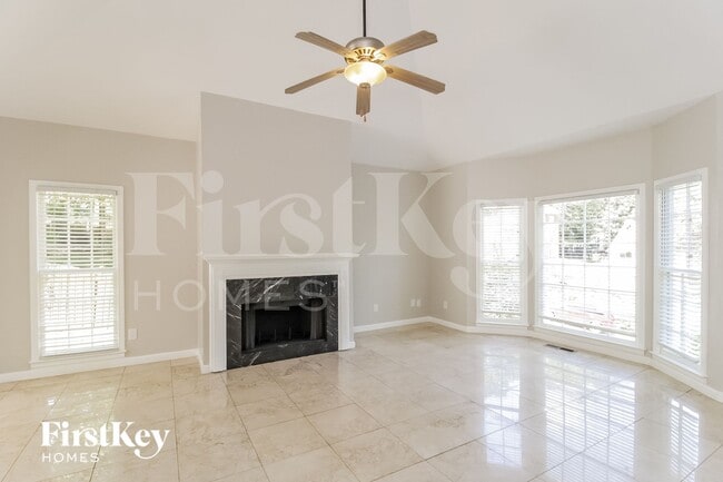 Foto del edificio - 224 Tennis Ct Ln