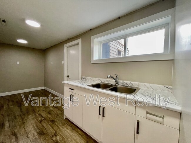 Building Photo - 315 Prior Rd S