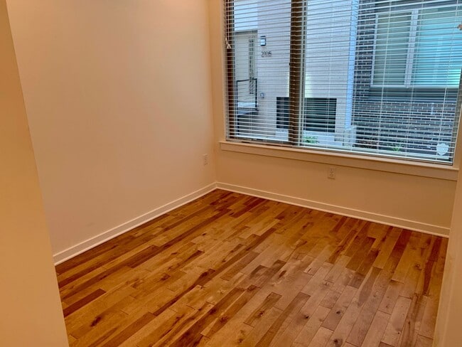 Building Photo - Gorgeous 3-Bedroom Townhome with Parking S...