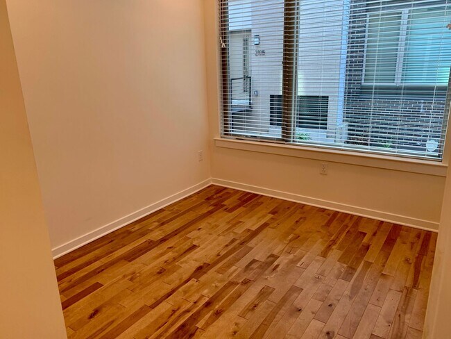 Foto del edificio - Gorgeous 3-Bedroom Townhome with Parking S...