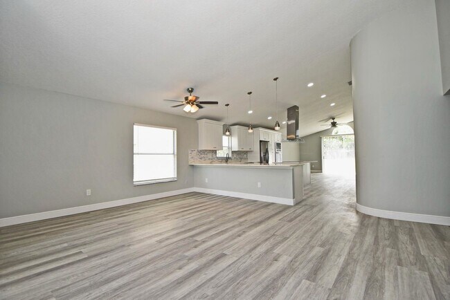 Building Photo - Beautiful Home in Alafaya Woods Totally Re...