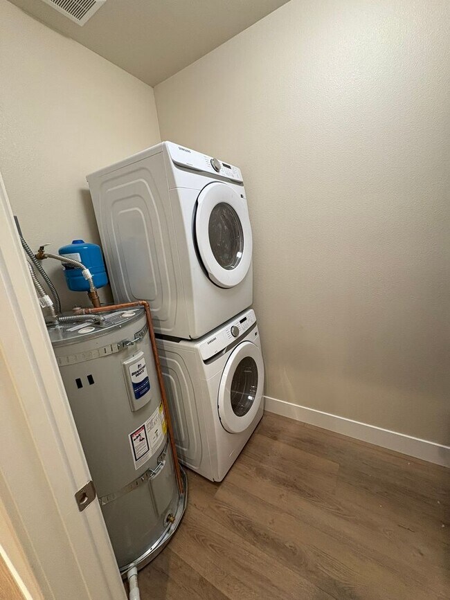 Foto del edificio - $2395.00 - BRAND NEW - Mid Town - OFF STRE...