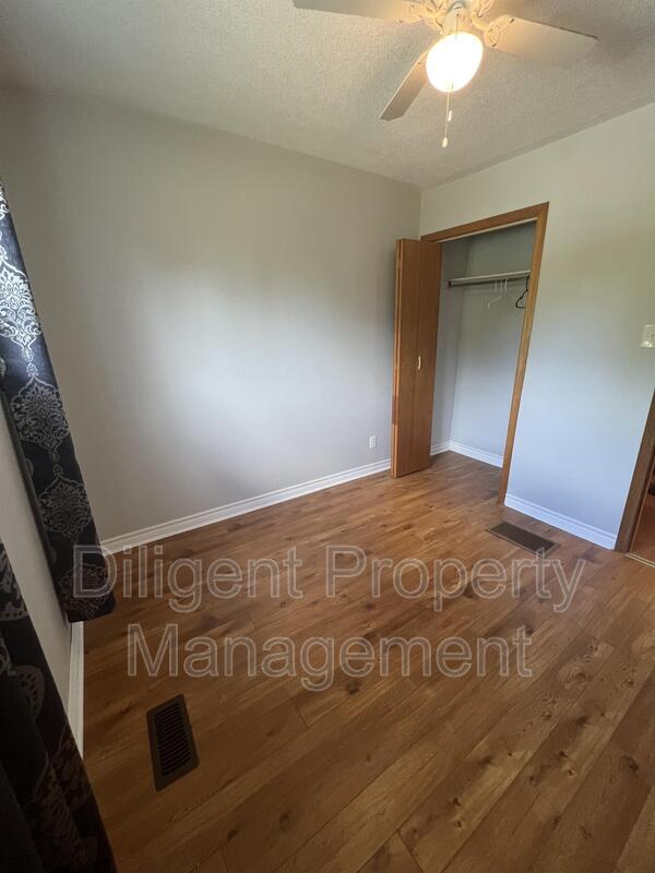 Building Photo - 926 Dainard Dr