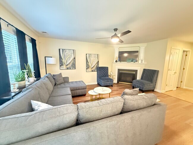 Sala de estar con chimenea de gas - 8253 Belmont Stables Dr