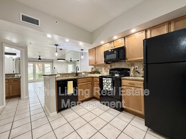 Building Photo - 2954 Sadina St