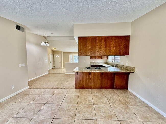 Building Photo - Charming home available Immediately