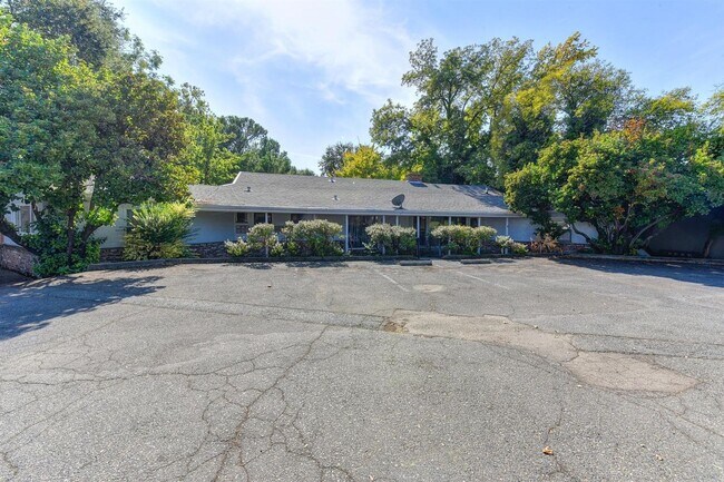 Building Photo - Spacious 5 bedroom home in Carmichael