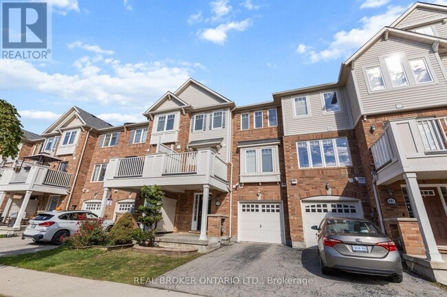 Building Photo - 879 Willingdon Crescent