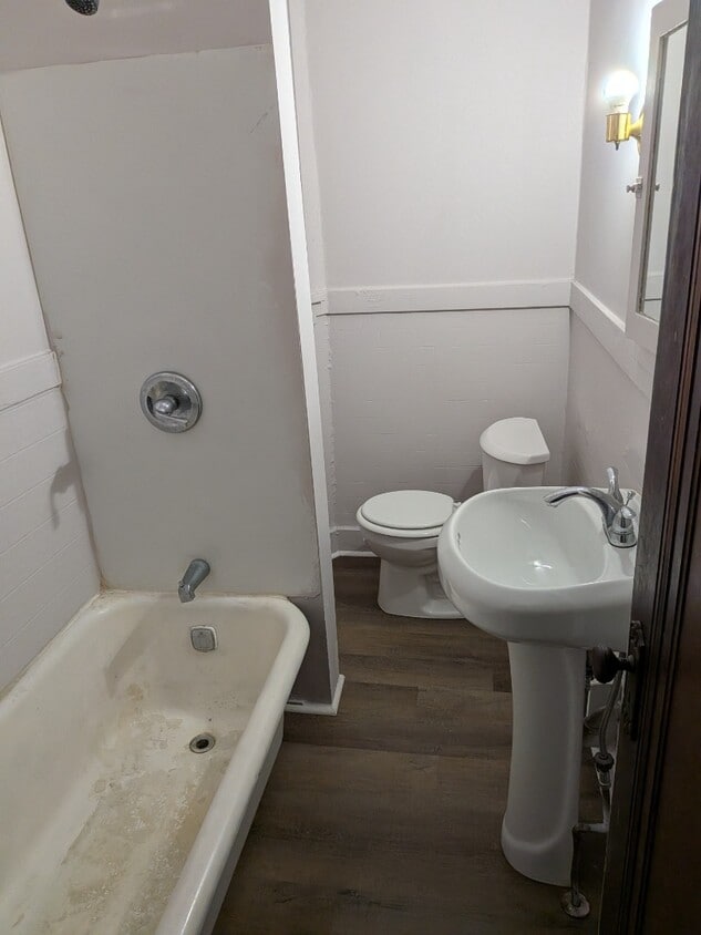 Building Photo - Small one bedroom apartment with Balcony
