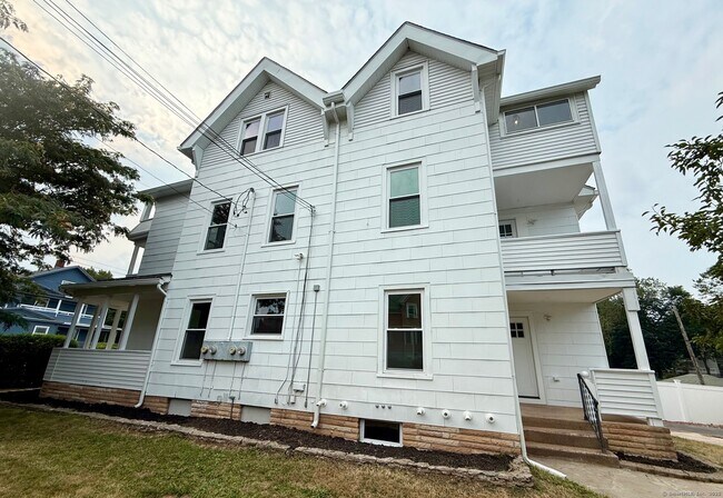 Building Photo - 449 Stanley St