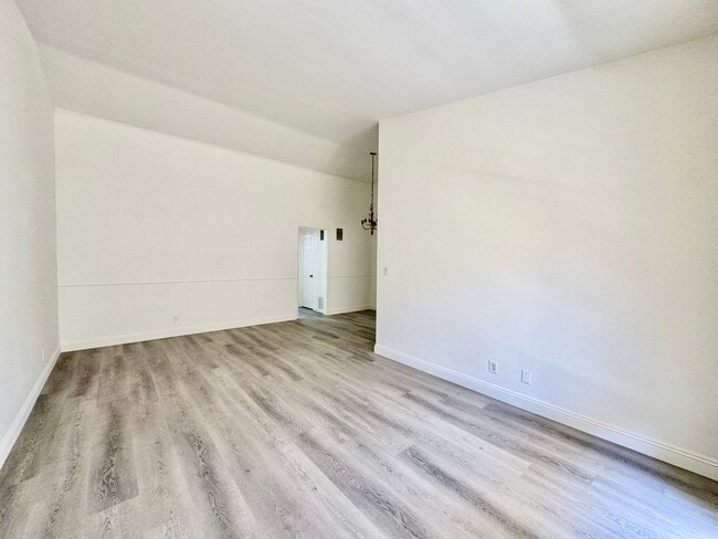 Building Photo - 333 Rexford Dr