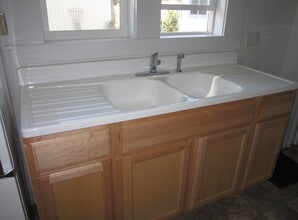 Building Photo - 425 E Arbecam Ave