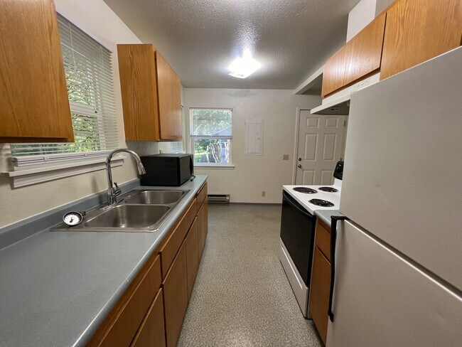 Building Photo - 2 Bedroom/ 1 Bath Unit in Mapleton, OR- Av...