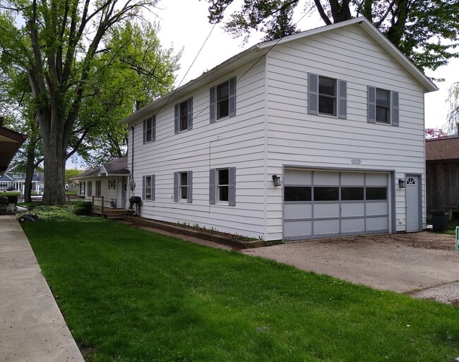 Building Photo - 419 River Rd