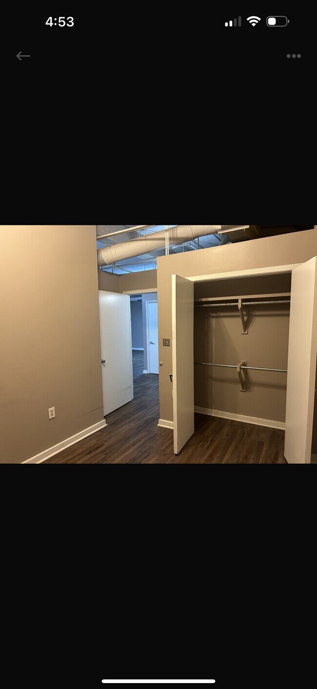 Espacio del armario del dormitorio - 125 Oak Street apartments