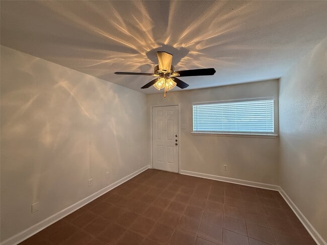 Building Photo - 1141 N Durham Dr