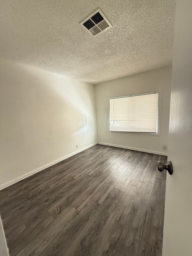 Foto del edificio - 24425 Woolsey Canyon Rd