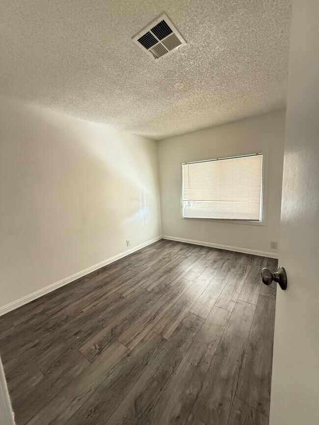 Foto del edificio - 24425 Woolsey Canyon Rd